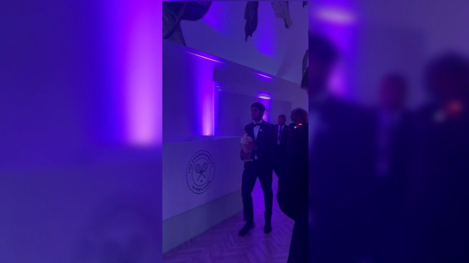 Carlos Alcaraz llega a la cena con el trofeo de Wimbledon