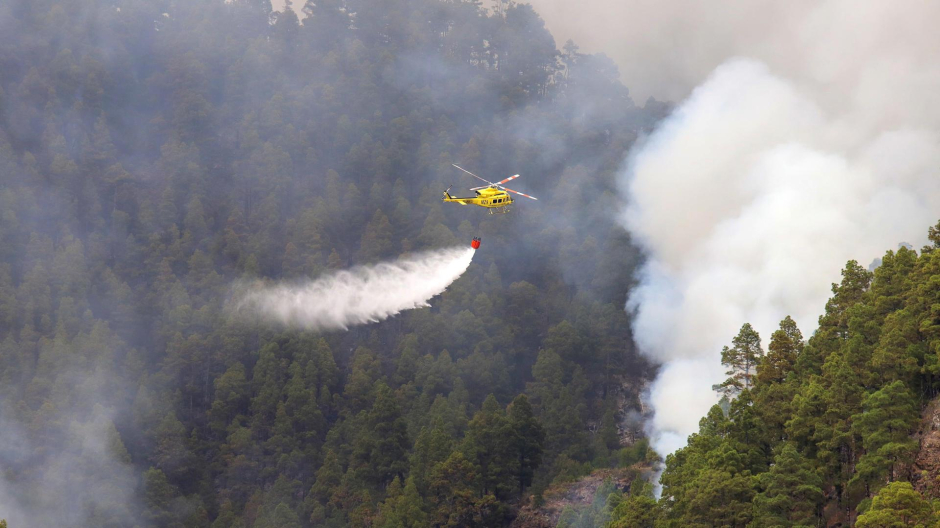 El incendio que afecta desde el sábado al noroeste de La Palma evoluciona de forma favorable