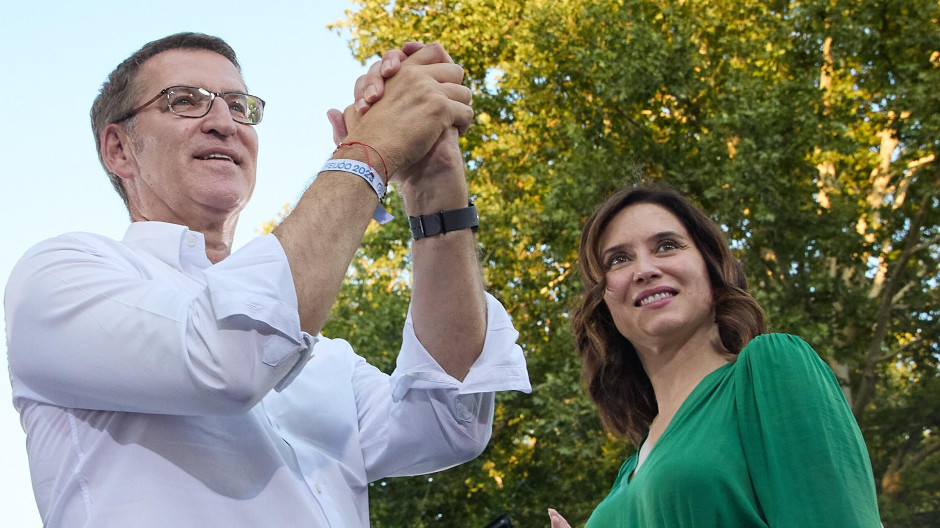 La presidenta de la Comunidad de Madrid, Isabel Díaz Ayuso, el líder del Partido Popular, Alberto Núñez Feijóo