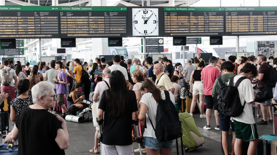 Viajeros afectados por la suspensión de trenes en Valencia el 23J