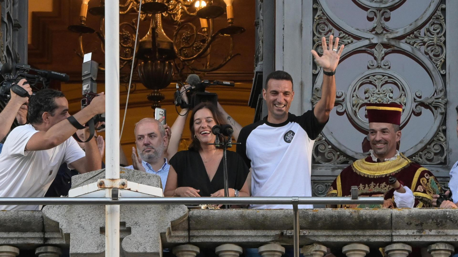 Lionel Scaloni, acompañado por la alcaldesa, Inés Rey, durante el pregón de las Fiestas de María Pita ofrecido este martes desde el balcón del ayuntamiento de La Coruña