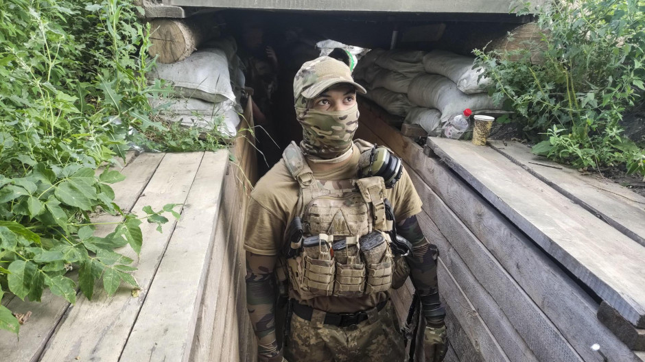 Un soldado ucraniano que se identificó como Erik, a la entrada de una trinchera situada en el frente de Kupiansk