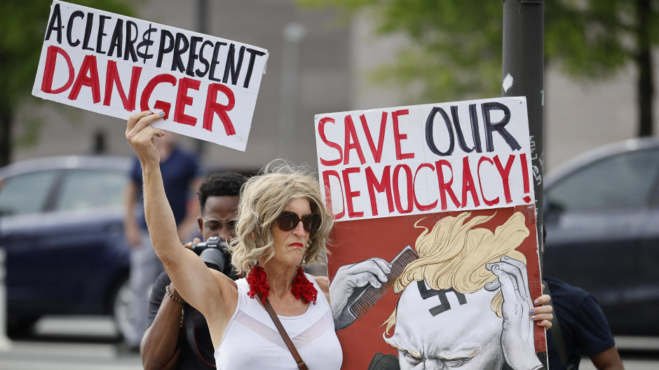 Manifestación contra Donald Trump junto al Capitolio