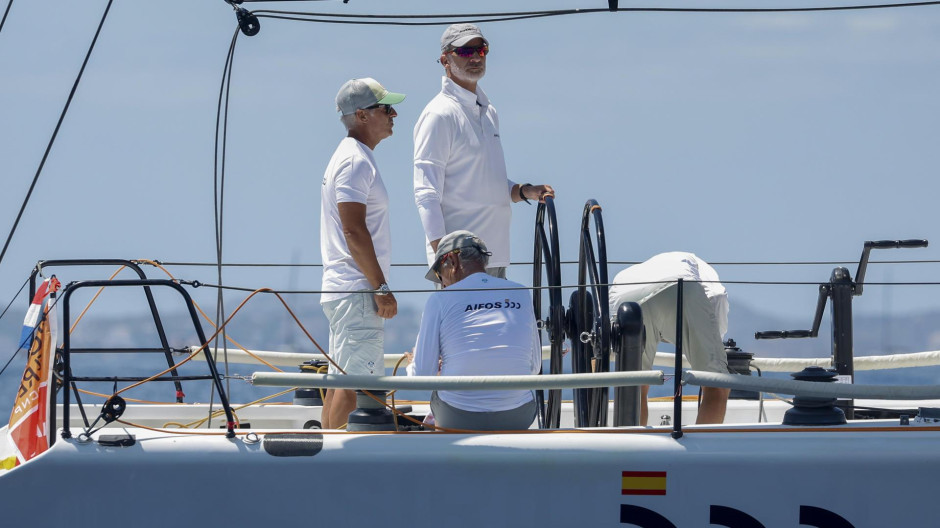 El Rey Felipe VI navega a bordo del Aifos en Palma de Mallorca