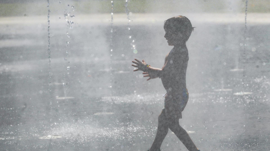 Un niño se refresca en una zona de Madrid Río, este lunes