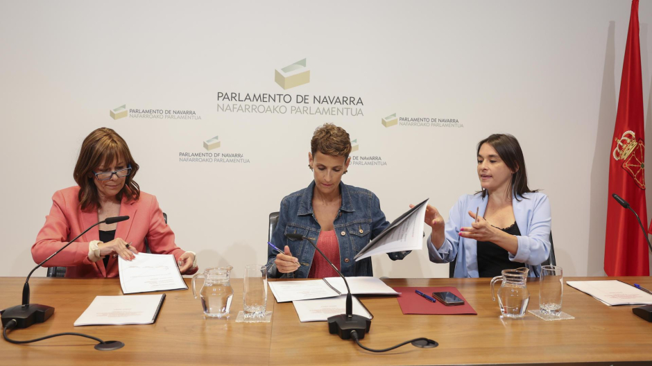 Las representantes de PSN, Geroa Bai y Contigo-Zurekin, María Chivite (c), Uxue Barkos (i) y Begoña Alfaro, han firmado el acuerdo de Gobierno de Navarra