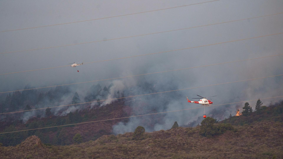 Medios aéreos trabajan en la extinción del incendio de Tenerife, este miércoles