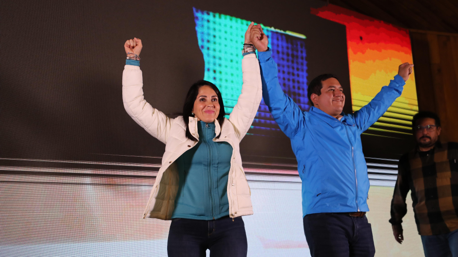 La candidata a la presidencia de Ecuador, Luisa González, acompañada de su fórmula vicepresidencial Andrés Arauz, saludan a sus seguidores hoy en Quito (Ecuador)
