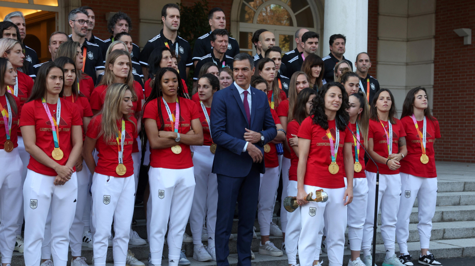 Pedro Sánchez ha recibido en Moncloa a la selección española femenina de fútbol