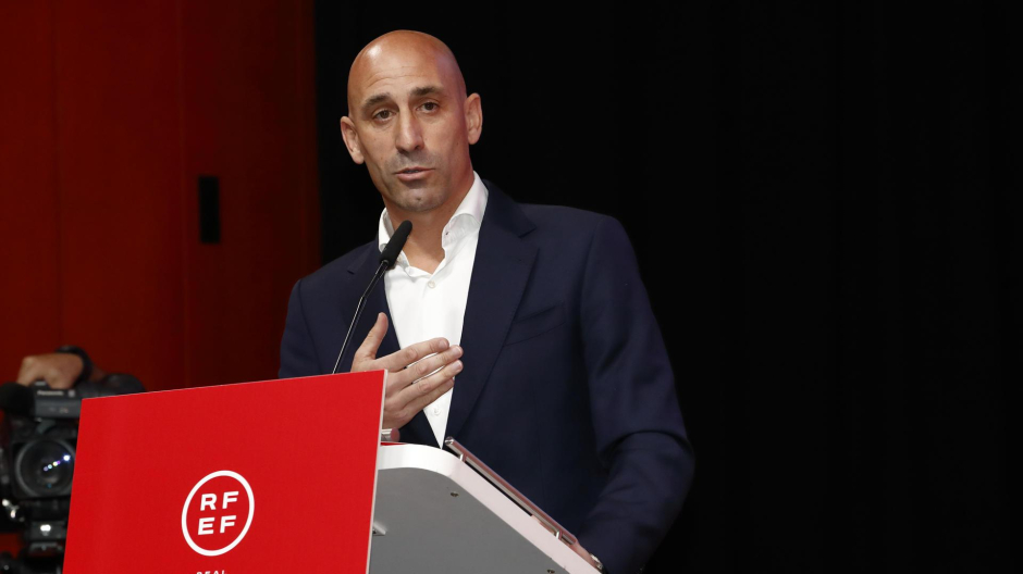 El presidente de la Real Federación Española de Fútbol, Luis Rubiales, durante su intervención en la Asamblea General de dicho organismo en la que ha anunciado que no dimitirá de su cargo tras la polémica por el beso que dio a la futbolista Jenni Hermoso al ganar el Mundial femenino, que ha definió como "espontáneo, mutuo, eufórico y consentido" aunque ha pedido disculpas "por el contexto en el que se produjo".. EFE/ RFEF/Eidan Rubio/SOLO USO EDITORIAL/SOLO DISPONIBLE PARA ILUSTRAR LA NOTICIA QUE ACOMPAÑA (CRÉDITO OBLIGATORIO)