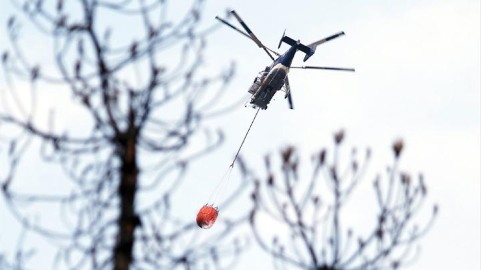 Un helicóptero trabaja en la extinción del incendio forestal en el norte de Tenerife