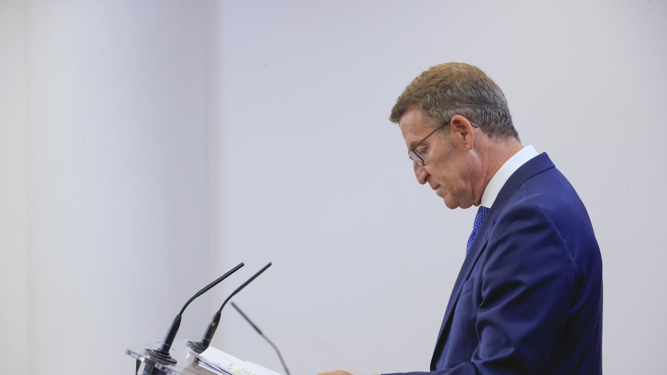 El líder del PP, Alberto Núñez Feijóo, en rueda de prensa tras la reunión mantenida con el presidente del Gobierno en funciones, Pedro Sánchez