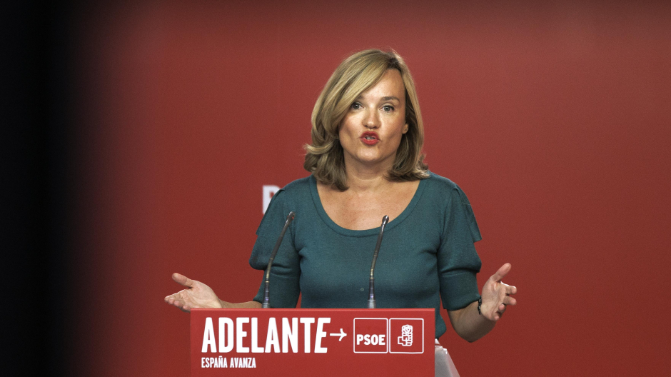 La portavoz del PSOE, Pilar Alegría, durante la rueda de prensa en Ferraz