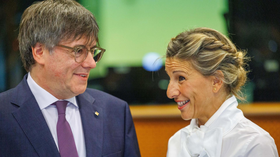 Yolanda Díaz y Carles Puigdemont, sonrientes en el Parlamento Europeo