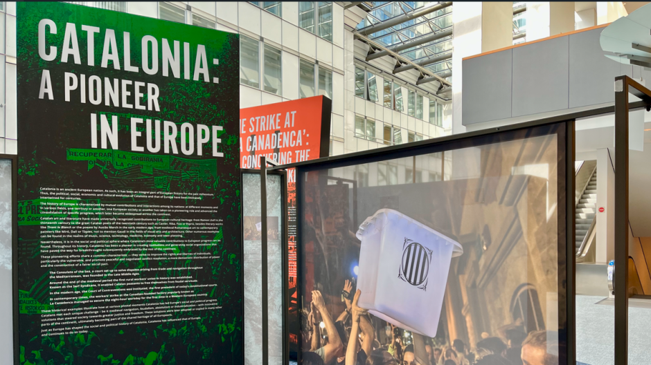 Exposición del 1-O en el Parlamento Europeo como parte de la campaña de Junts