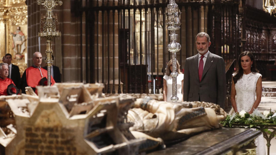 Los Reyes han visitado en la catedral de Pamplona la tumba del rey navarro Carlos III el Noble