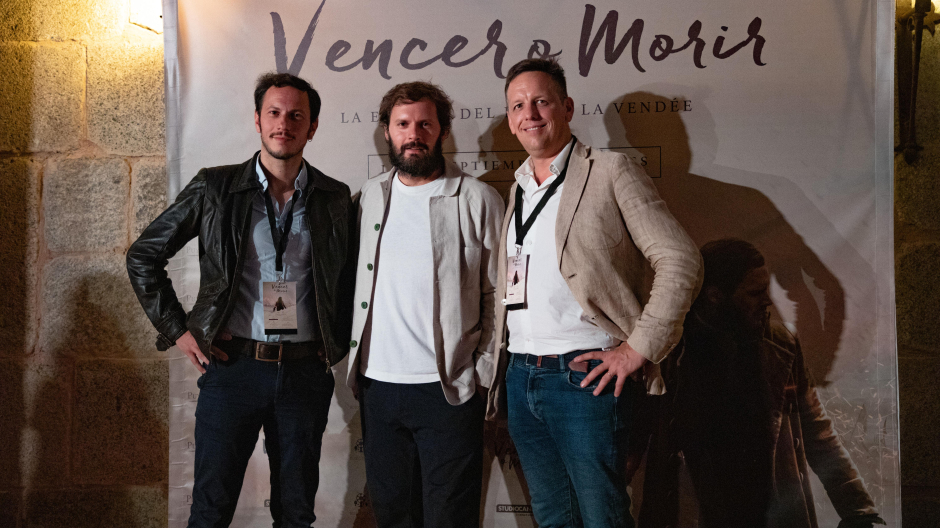 Vincent Mottez, director y guionista de la película 'Vencer o morir', junto al protagonista, y al realizador, Guillaume Allaireo Becker, y al productor,