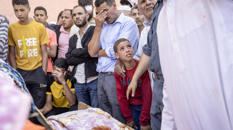 Familiares lloran frente a los cuerpos de las víctimas muertas en un terremoto en Moulay Brahim, provincia de Al Haouz