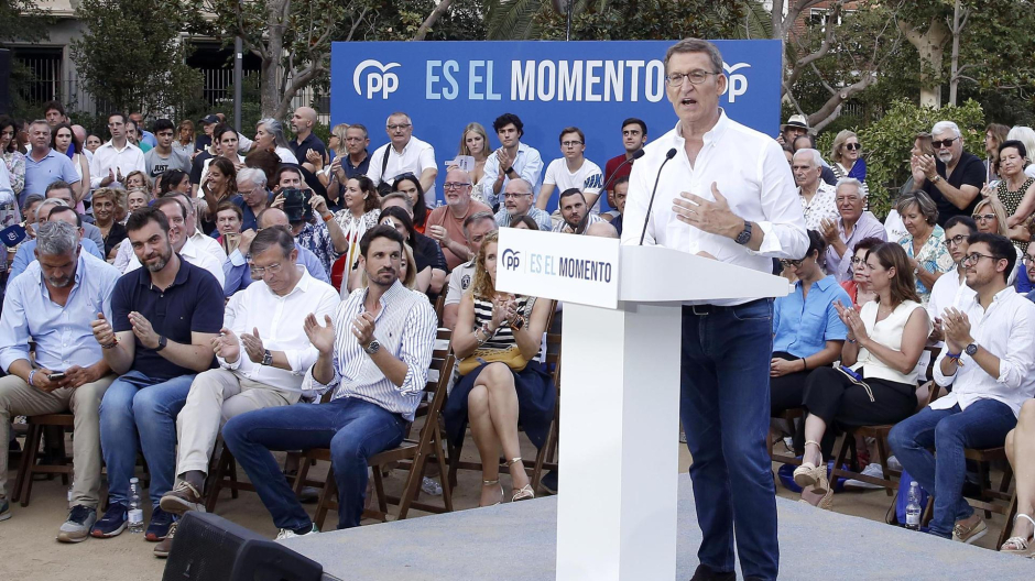 El candidato del PP a la presidencia del Gobierno, Alberto Núñez Feijóo, en un mitin en Barcelona