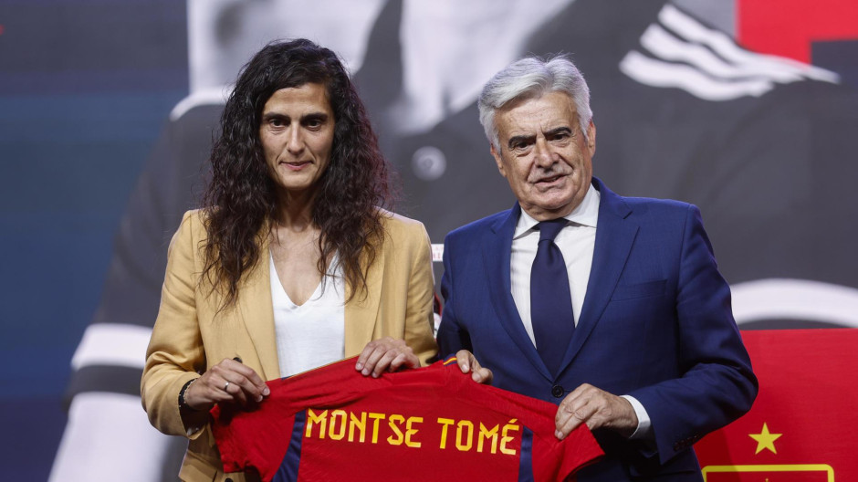 Montse Tomé, nueva entrenadora de la selección femenina, con Pedro Rocha, presidente de la Federación