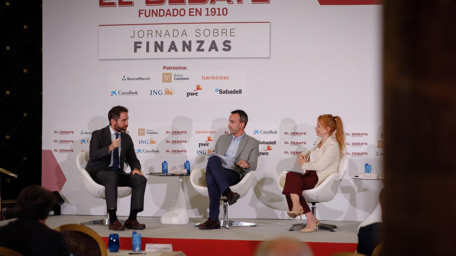 Teodoro García Egea, Chema Rubio y Lorena Pérez durante la jornada Financiera de El Debate