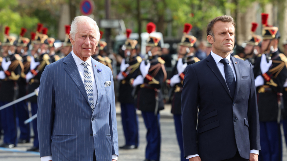 El Rey Carlos III de Gran Bretaña y el presidente francés Emmanuel Macron, en París