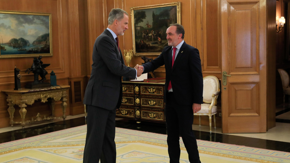El Rey y el presidente de UPN, Javier Esparza