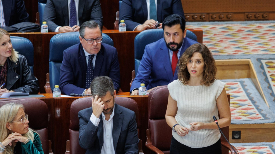 La presidenta de la Comunidad de Madrid, Isabel Díaz Ayuso, interviene durante una sesión plenaria de la Asamblea de Madrid