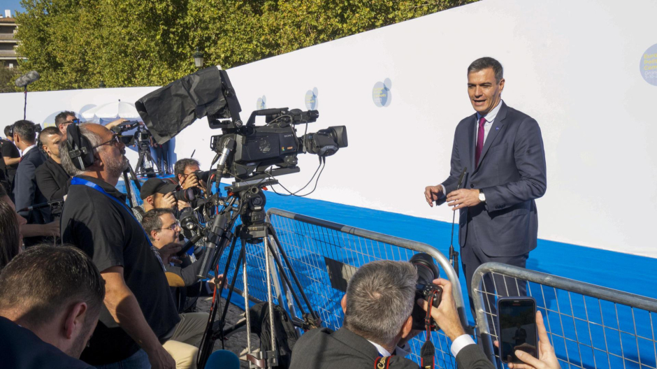 El presidente del Gobierno en funciones, Pedro Sánchez, realiza declaraciones a su llegada a la reunión de la comunidad Política Europea