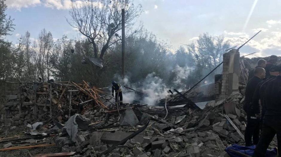 Los rescatistas trabajan entre los escombros de una tienda destruida tras un ataque ruso