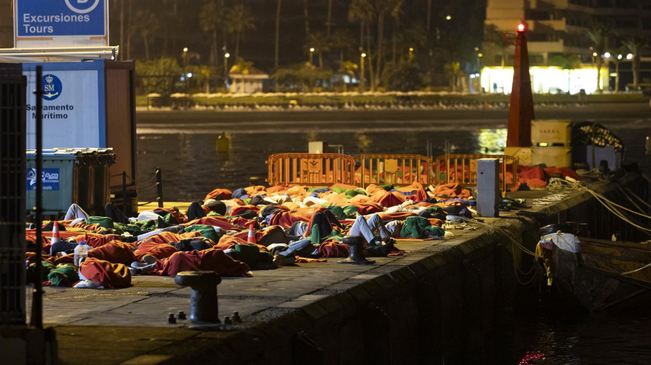 Unos 200 inmigrantes duermen en el muelle de los Cristianos al no haber plazas en los centros de acogida