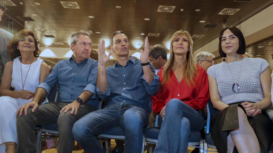 El presidente del Gobierno en funciones, Pedro Sánchez (c) junto con la diputada Carmen Calvo (i), el secretario del PSOE andaluz, Juan Espadas (2i), su esposa Begoña Gómez (2d) y la ministra de Ciencia en funciones Diana Morant