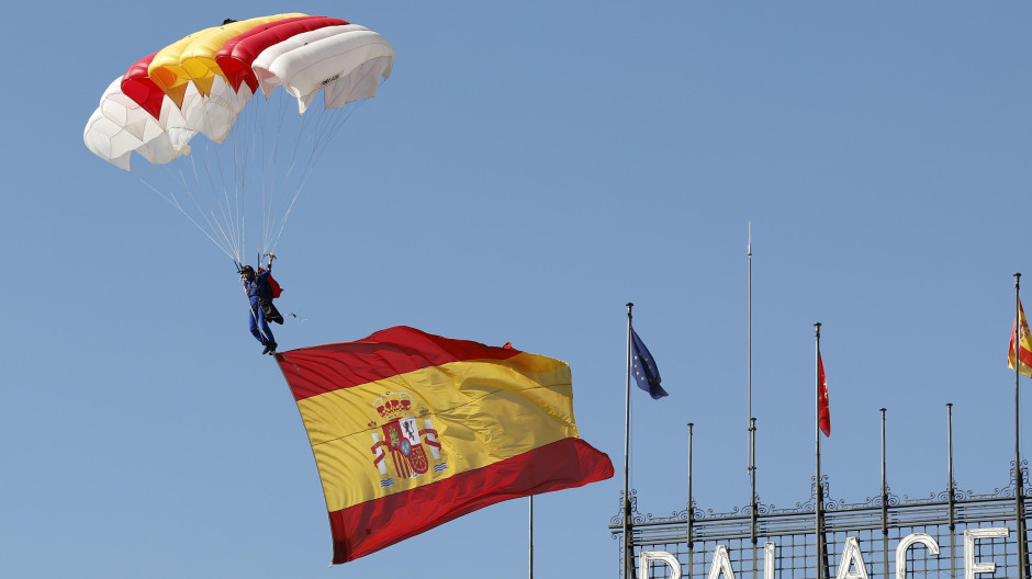 Así ha sido el salto en paracaídas con la bandera de España durante el desfile del 12 de octubre