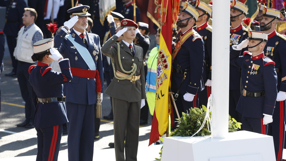 El solemne izado de la bandera de España en el desfile del 12 de octubre