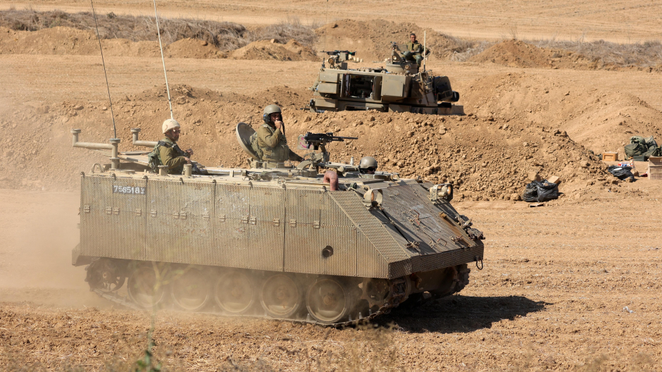 Soldados israelíes en un vehículo blindado en una posición cerca de la frontera con Gaza, en el sur de Israel