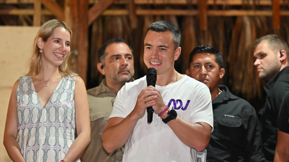 Daniel Novoa festeja su victoria en las elecciones presidenciales