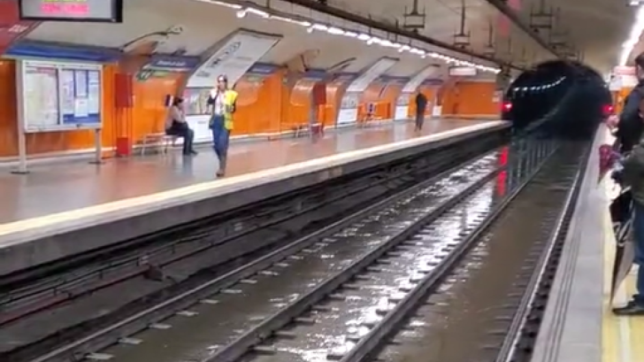 Metro inundado en Madrid a causa de las fuertes lluvias