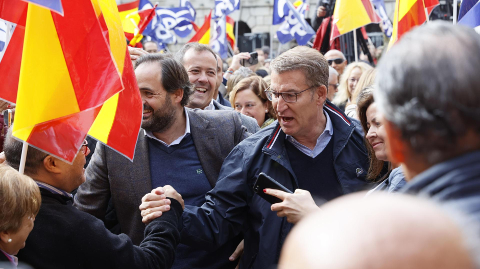 El presidente del PP, Alberto Núñez Feijóo (d), participa este domingo en Toledo en un acto público en defensa de la igualdad de todos los españoles, ante una posible ley de amnistía para los involucrados en el 'procés'. EFE/ Ismael Herrero