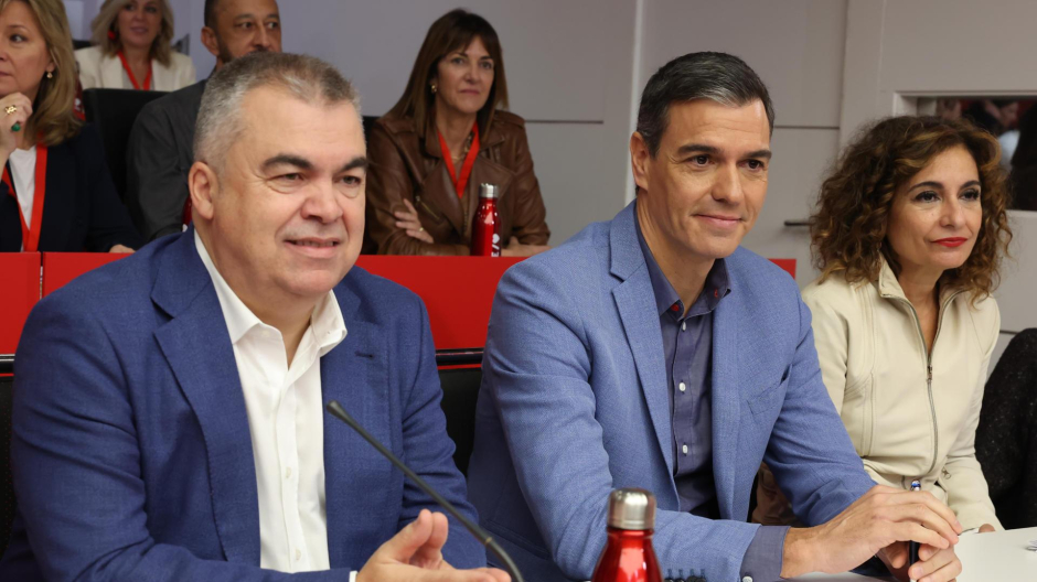 El líder socialista Pedro Sánchez junto a María Jesús Montero y Santos Cerdán