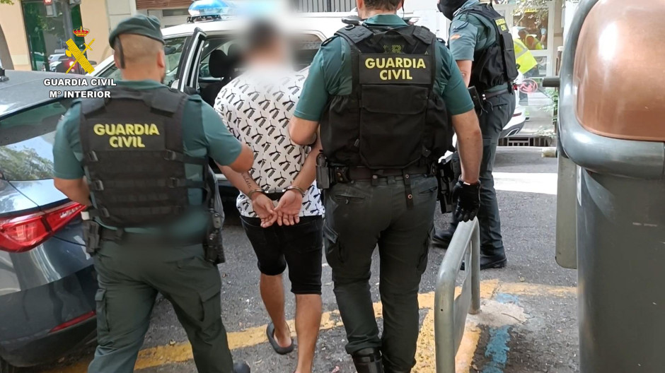 Agentes de la Guardia Civil detienen a un miembro de 'La Mafia del Cobre'