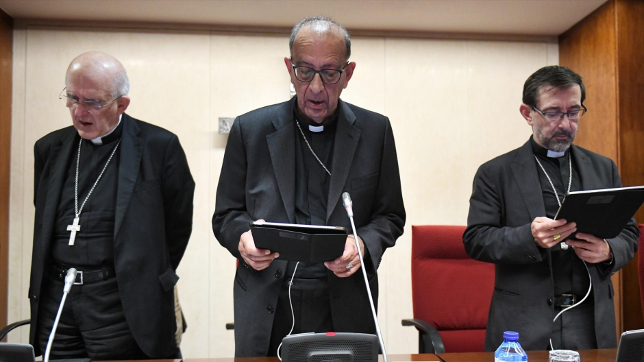 El cardenal arzobispo emérito de Madrid, Carlos Osoro; el presidente de la Conferencia Episcopal Española, Juan José Omella, y el nuevo arzobispo de Madrid, José Cobo
