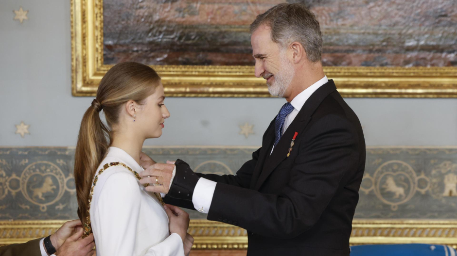 El Rey Felipe impone el Collar de la Orden de Carlos III a su hija, la Princesa Leonor