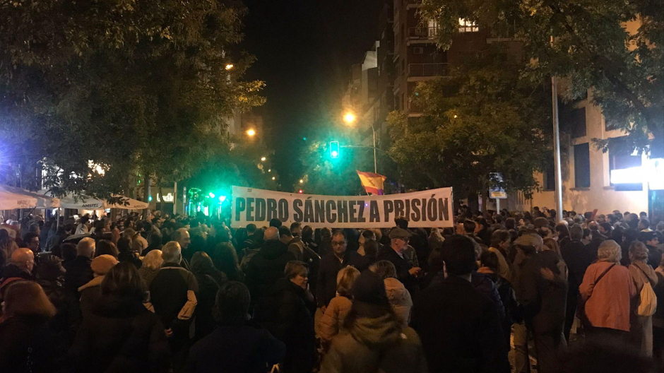 Cientos de españoles protestan ante la sede del PSOE en Madrid