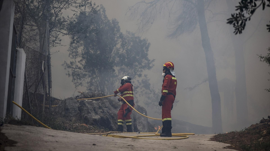 Dos agentes de la UME trabajan en la extinción del fuego de Montitxelvo, en Ador, Valencia