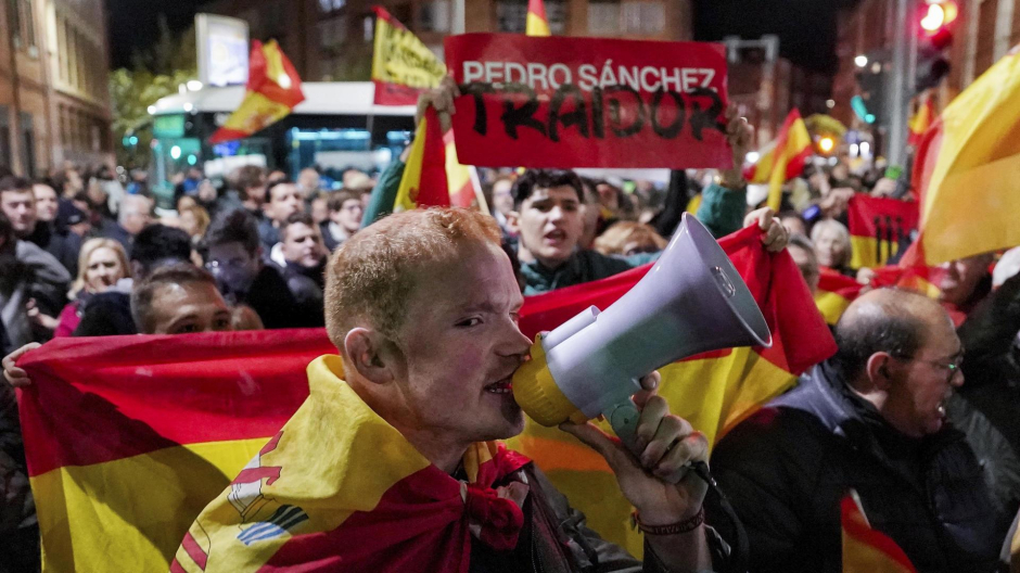 Manifestantes contrarios a la amnistía en la sede del PSOE de Valladolid