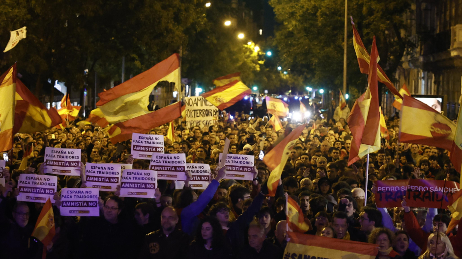 Manifestación en Ferraz contra el acuerdo de PSOE-Junts