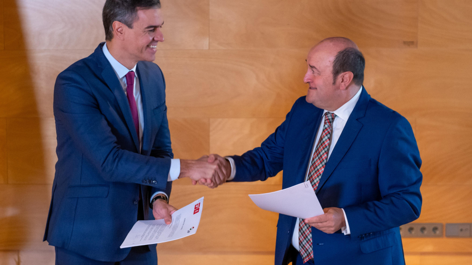 Pedro Sánchez y el presidente del PNV, Andoni Ortuzar, firmando el pacto