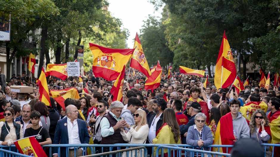 Manifestantes frente a la sede central del PSOE en Madrid