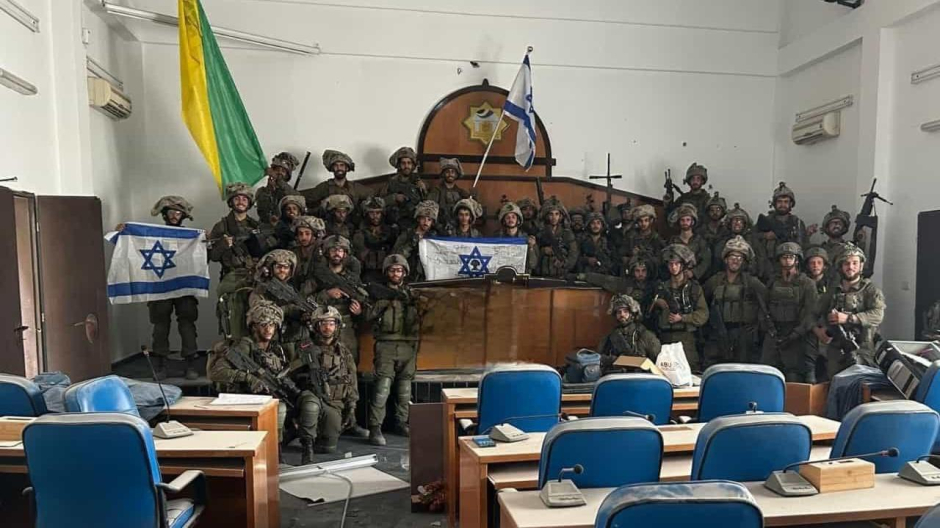 Los soldados de la Brigada Golani del Ejército israelí tomaron el control del Parlamento de Hamás en Gaza