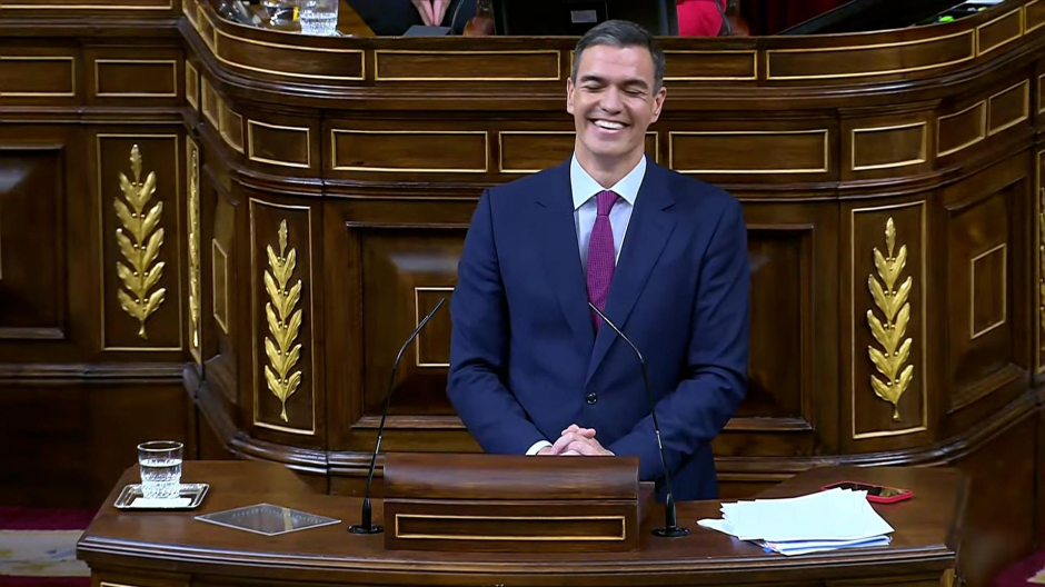 Pedro Sánchez se ríe durante una réplica a Feijóo durante el debate de investidura